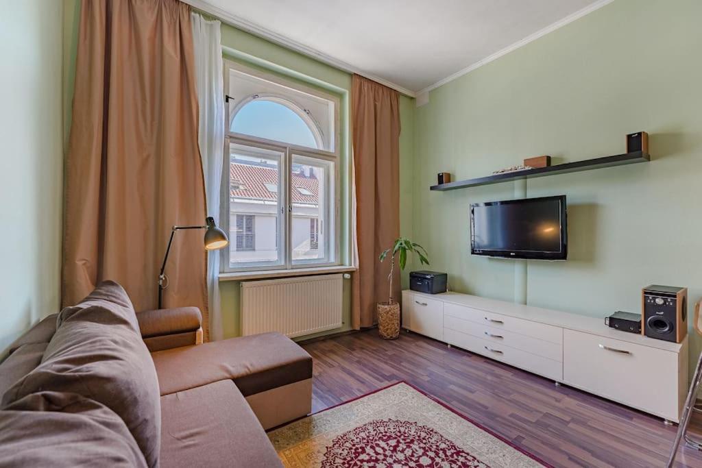 Apartment 1bdr - 3 *
