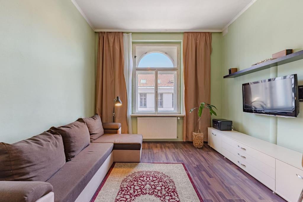 1bdr - 3 Apartment
