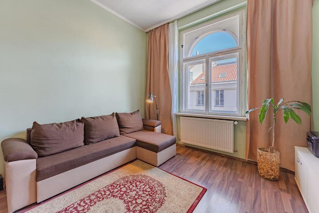 1bdr - 3 Apartment *