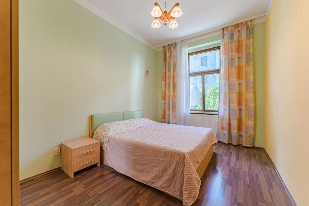 1bdr - 3 Apartment