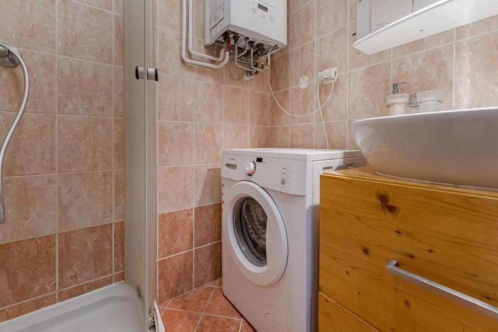 1bdr - 3 Apartment