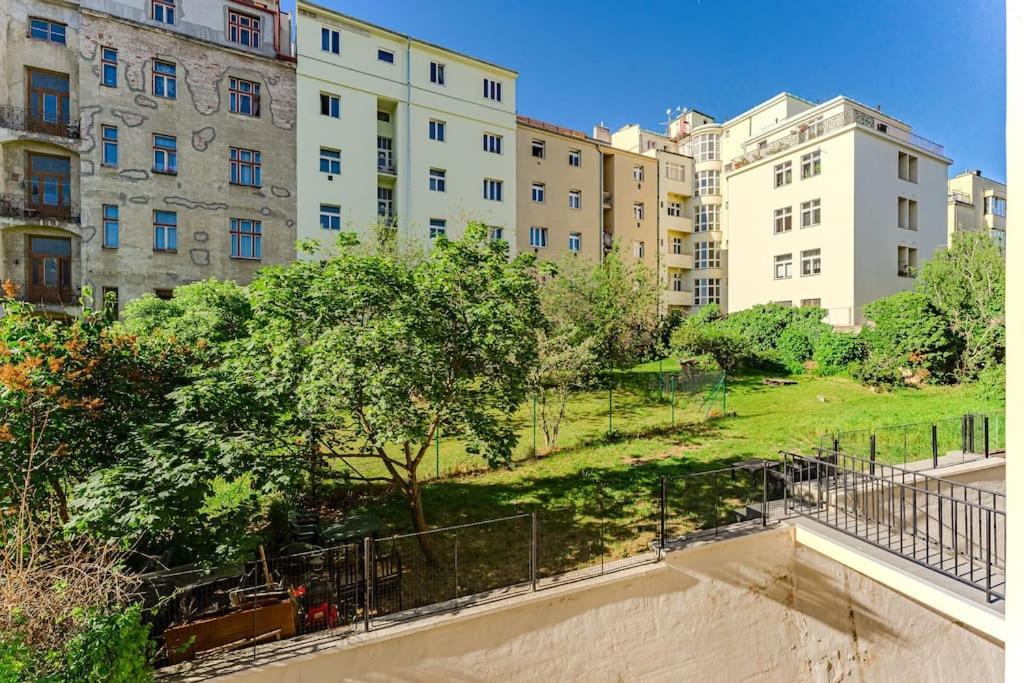 Apartment 1bdr - 3 *